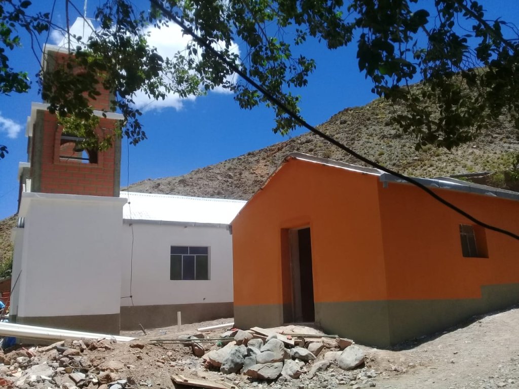 Die neue Kirche und das Pfarrbüro in Zapatera Bolivien