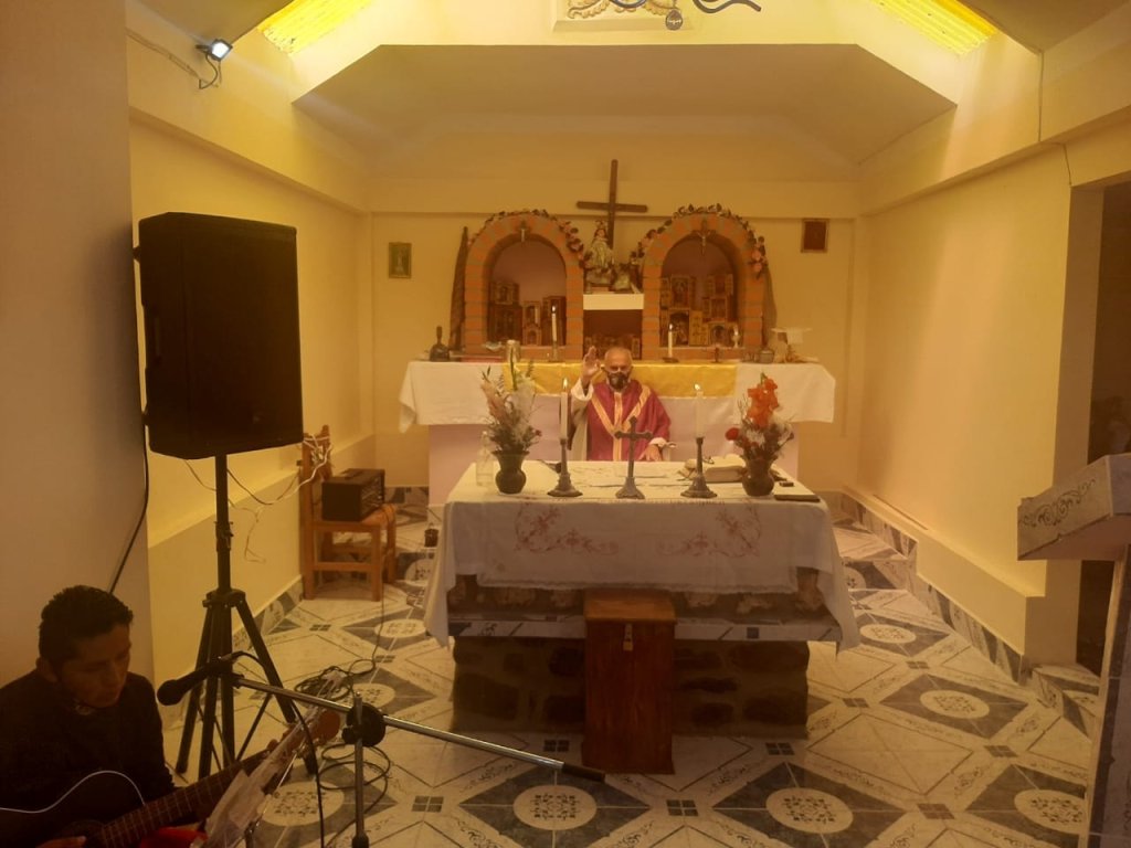 Gleich geht es los mit dem ersten Gottesdienst in der neuen Kirche von Zapatera Bolivien